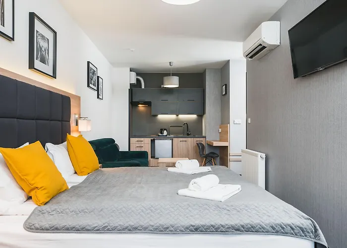 Aron - By Upstairs Cracovia